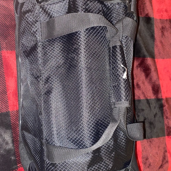 I’m selling a new Puma Contender 3.0 Duffel bag with a footwear compartment. - Picture 5 of 8